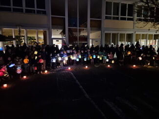 Wie schön die Laternen der Kinder in der Nacht leuchten